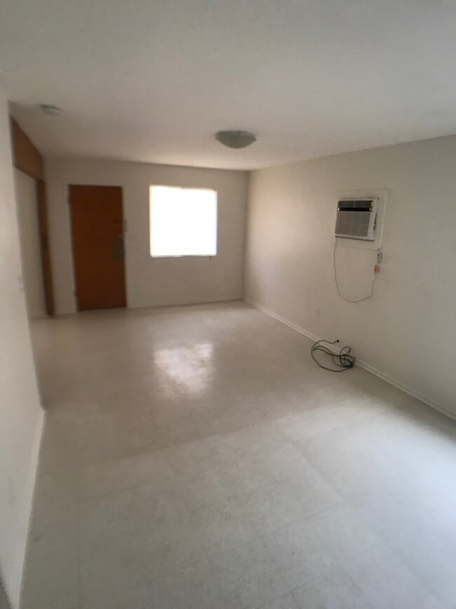 Primary Photo - Palms Apartments