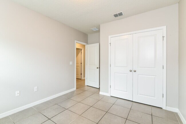 Building Photo - 956 Louvre Ct