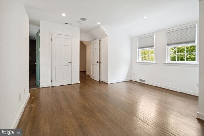 Building Photo - 3712 Fordham Rd NW