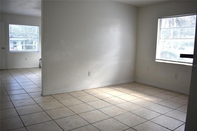 Building Photo - 912 Pine Ave