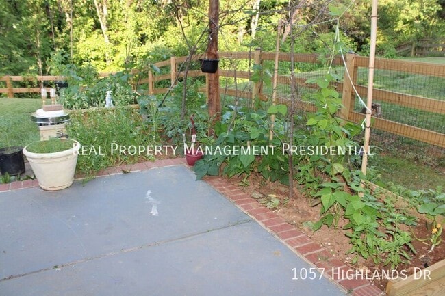 Building Photo - 1057 Highlands Dr