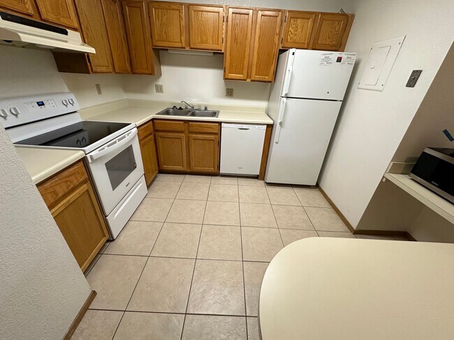 Building Photo - Cozy End-Unit Condo in Gated Community