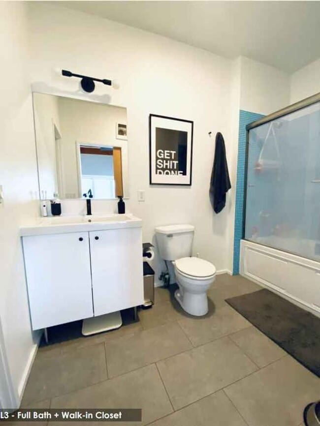 Building Photo - Modern Design 2 Bed/ 2.5 bath 3 Level Cond...