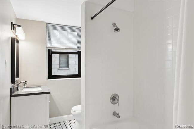 Building Photo - 15 E Kirby St