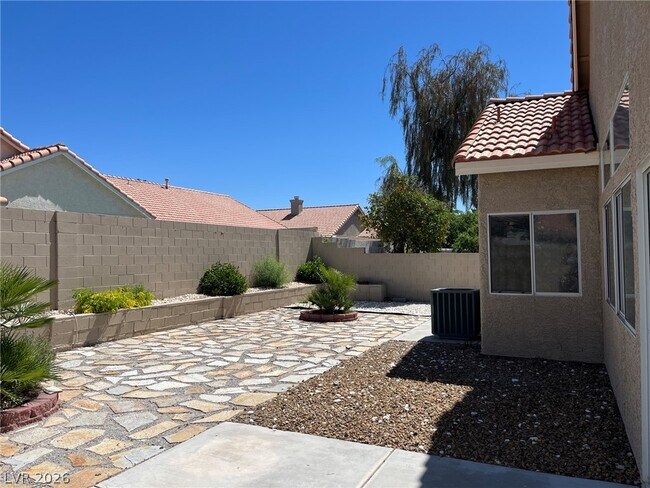 Building Photo - 1316 Royal Creek