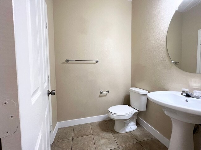 Building Photo - Beautiful 4-bedroom, 2.5-bathroom house