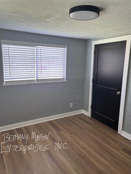 Building Photo - 3107 E 8th St
