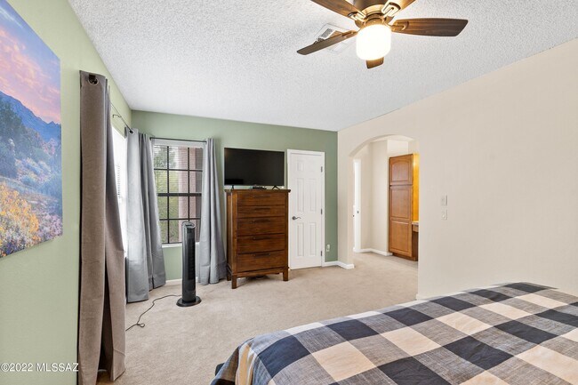 Building Photo - 6414 N Tierra De Las Catalinas