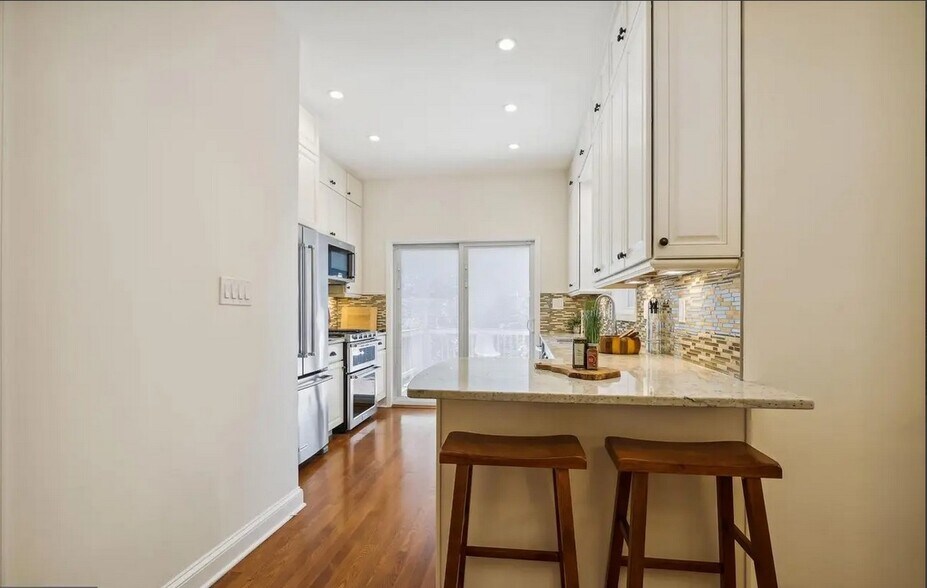 Building Photo - 1770 Hobart St NW