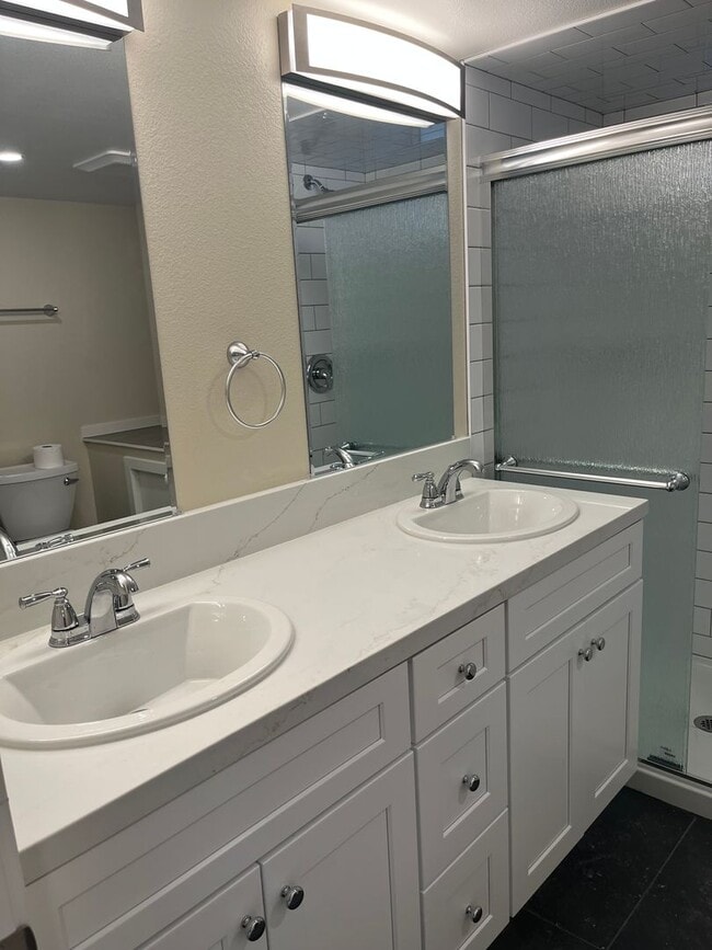 Building Photo - Midtown Cutie