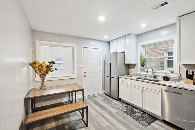 Building Photo - 5565 W Gladys Ave