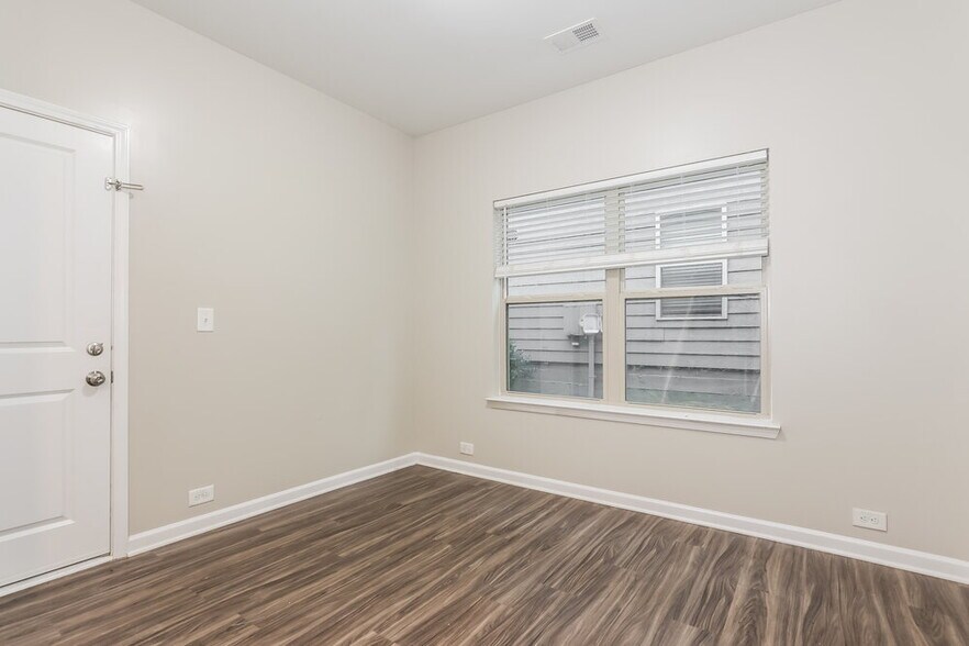 Building Photo - 3949 Lake Manor Way