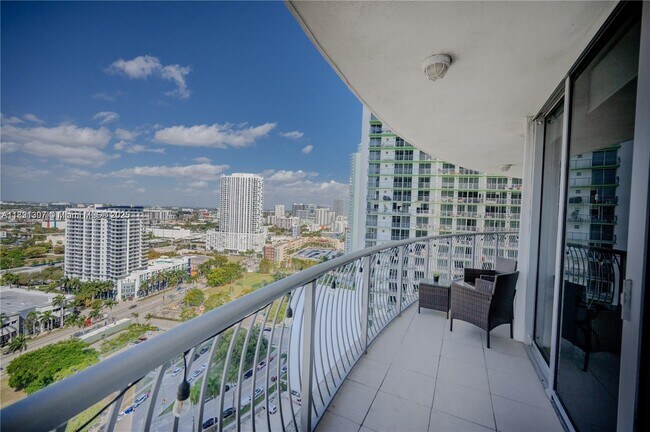 Building Photo - 1750 N Bayshore Dr