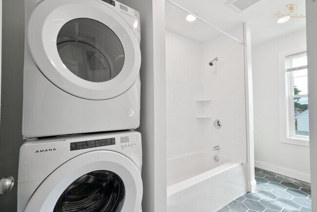 Building Photo - Beautifully Updated Two Bedroom Townhouse!