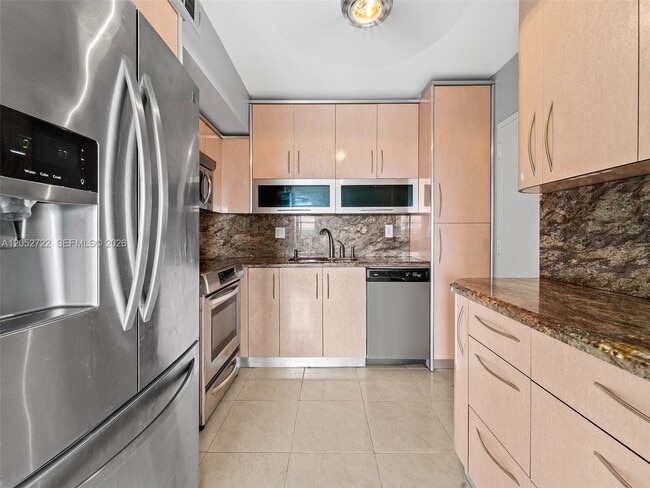 Building Photo - 500 Bayview Dr