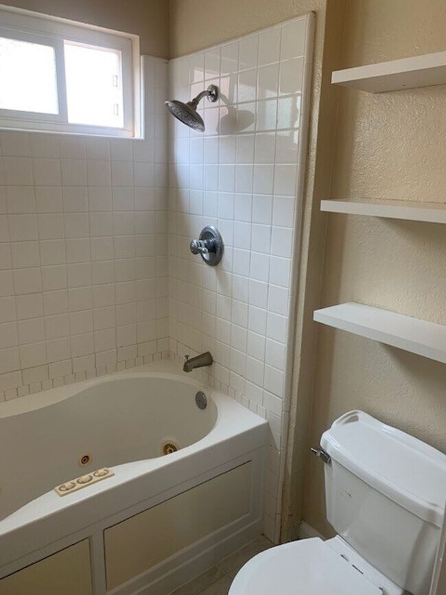 Building Photo - Great 3 Bedroom Townhouse!