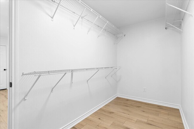 Building Photo - 910 Willow Dr
