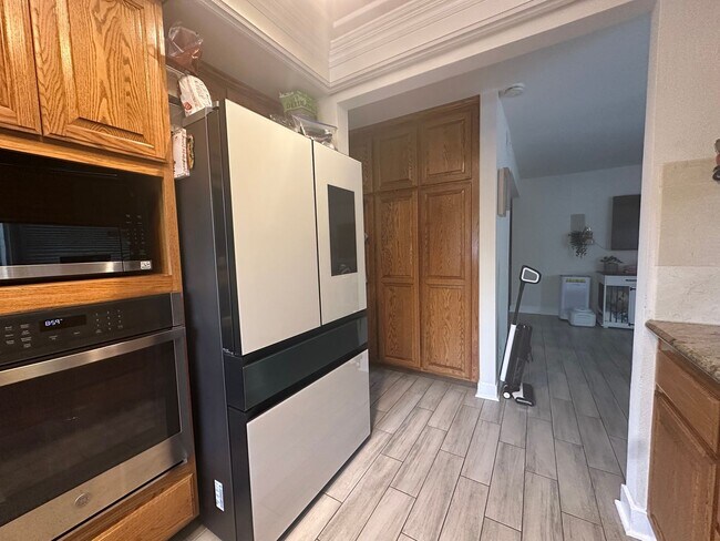 Building Photo - Spacious 4-Bedroom Home for Lease in Desir...