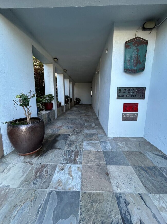Building Photo - 2 Bed, 2 Bath Ocean View Condo in Highly D...
