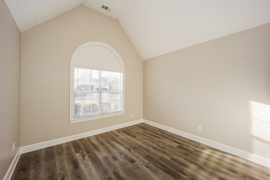Building Photo - 440 Fairway Ct