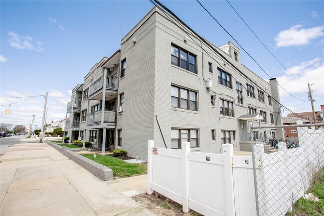 Building Photo - 302 E Broadway