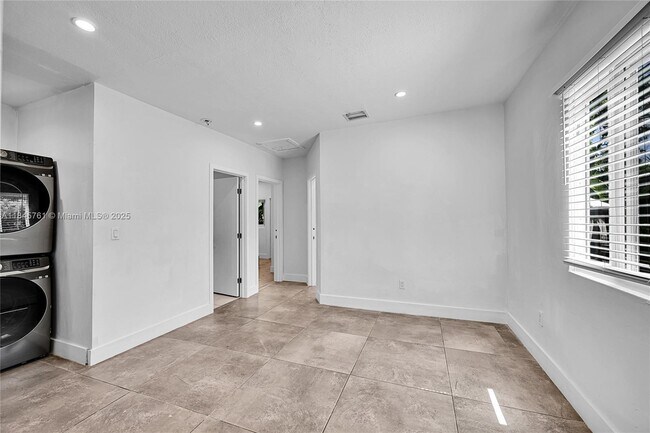 Building Photo - 21 NE 48th St