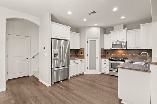 Building Photo - Stunning 3-Bedroom, 2.5-Bath Home in the C...