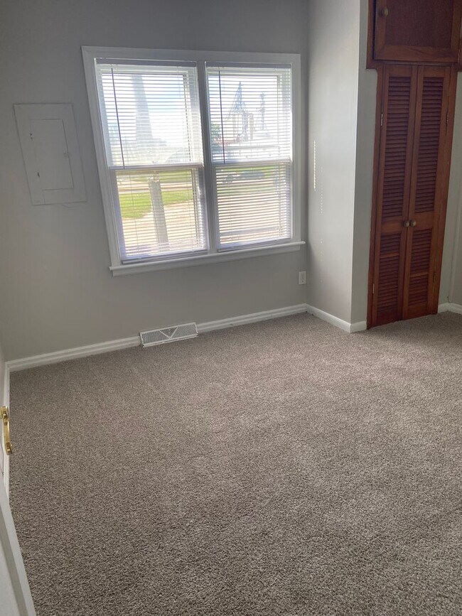 Building Photo - MOVE IN SPECIAL! 3 Bedroom Home with Huge Detached Garage!