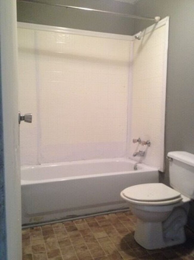 Building Photo - **AVAILABLE NOW**3 Bedroom / 2 Bathroom Ho...