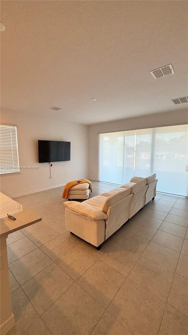 Building Photo - 219 Bottle Brush Dr