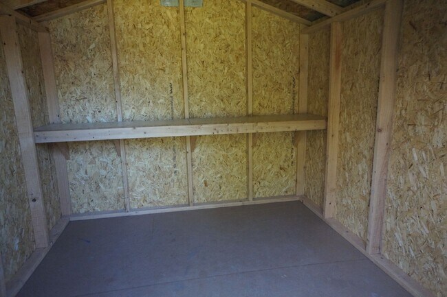 Building Photo - SW Portland 3 bedroom 2 bathroom Ranch