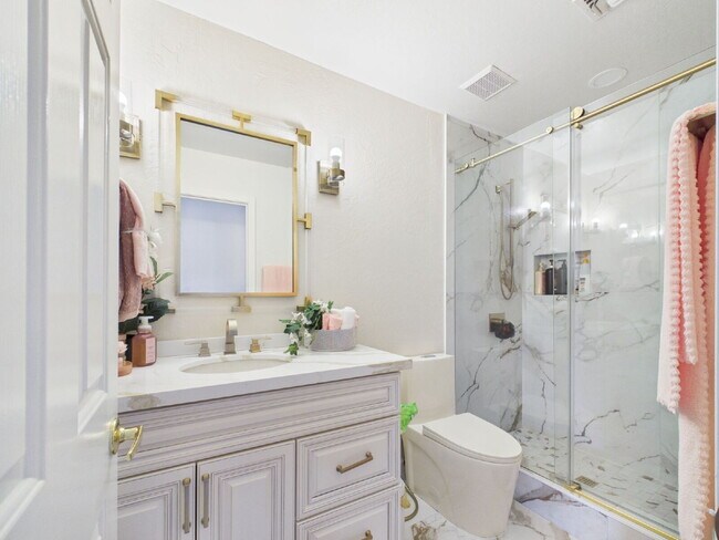 Building Photo - Luxury Awaits with Designer Details