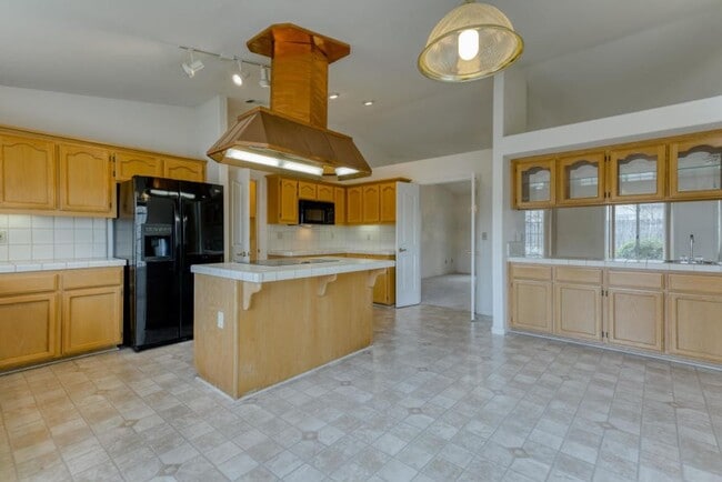 Building Photo - SPACIOUS 3 BED 2.5 BATH HOUSE WITH 3 CAR GARAGE