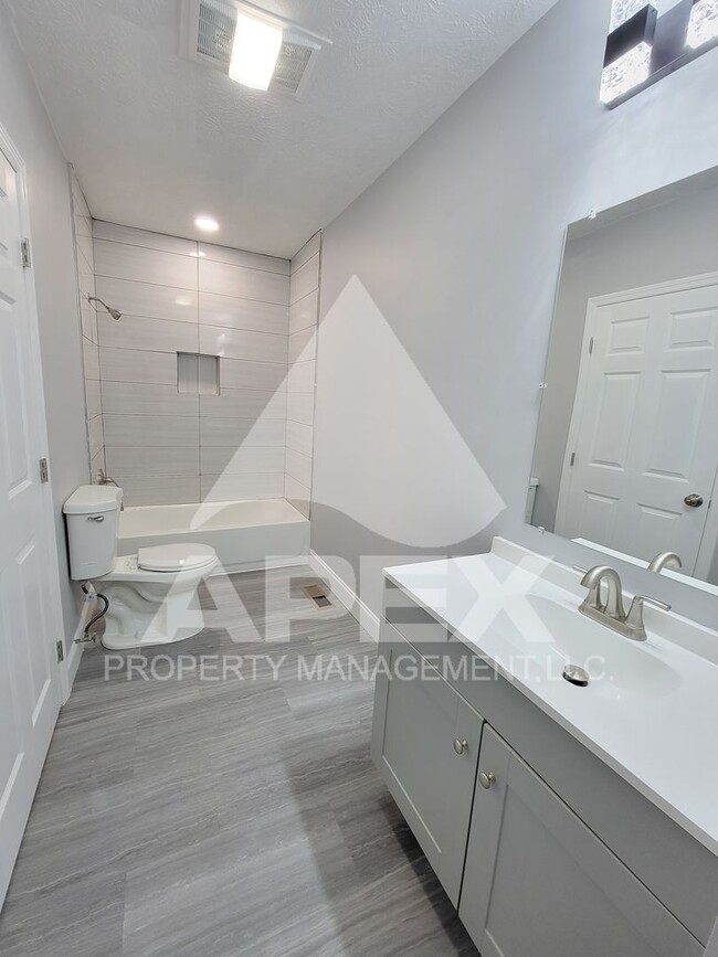 Building Photo - Craftsman Style 2 Bd 1.5- Ba Single Family Home with carport in North Knox!