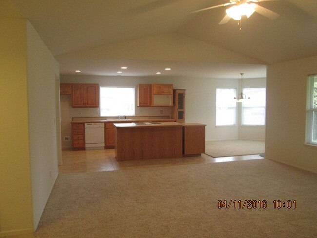 Building Photo - Wonderful 3 bedroom 2 bath home with garag...