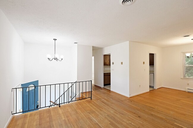 Building Photo - Move-in Ready Northern Albemarle County Home