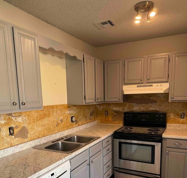 Building Photo - 2 Bedroom 1 Bath 1 Car Garage - Central Broken Arrow Location!