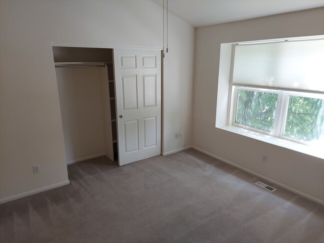 Building Photo - Beautiful Townhouse in Louisville!!