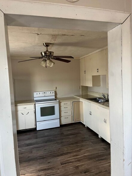 Building Photo - 114 E Main St