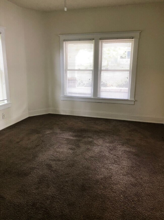 Building Photo - 1213 N Washington St