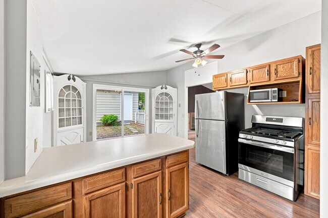 Building Photo - 131 Oak Dr