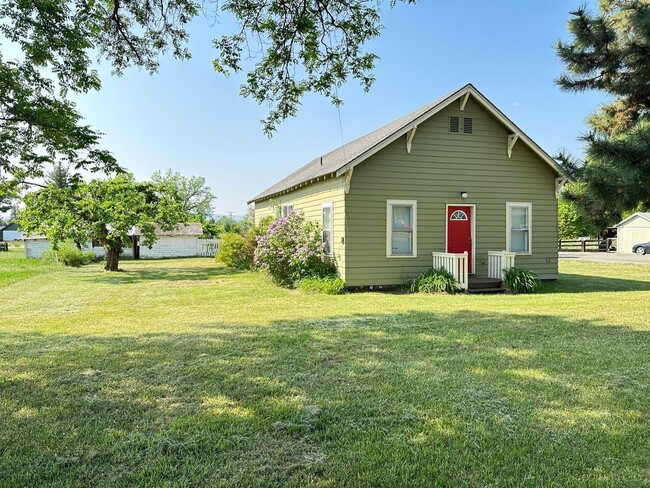 Primary Photo - 2 Bed, 1 Bath House with Laundry Across fr...