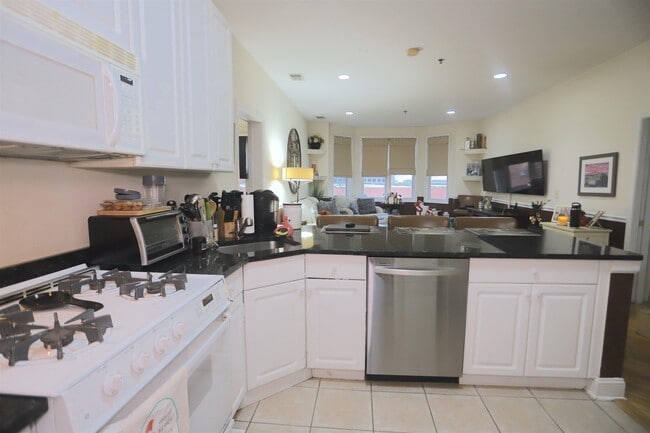 Building Photo - 915 Madison St