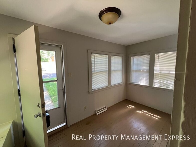 Building Photo - 925 N Blauvelt Ave