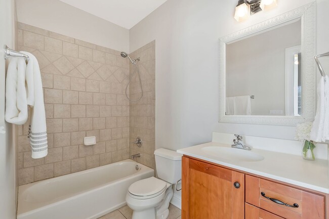 Building Photo - FABULOUS LOCATION!! 2BEDROOM 2 BATH TOWNHO...