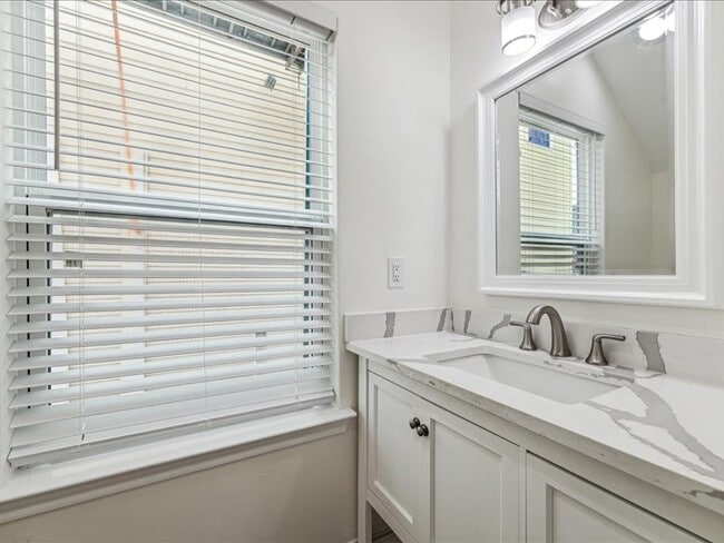 Building Photo - 915 E 37th St