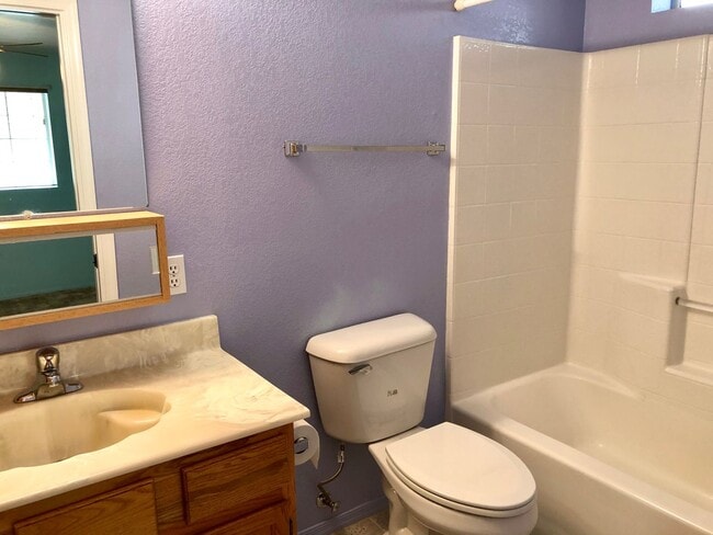 Building Photo - Great 3 Bedroom, 2 Bathroom Home in Quiet Neighborhood!