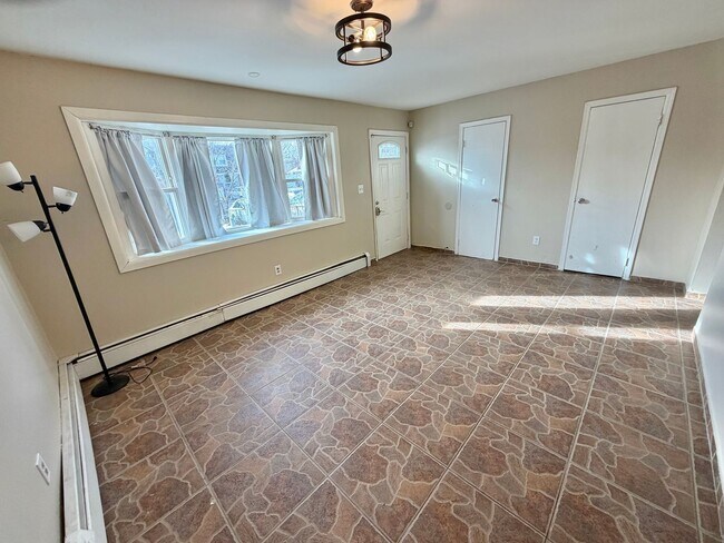 Building Photo - 40 Sarah Ln