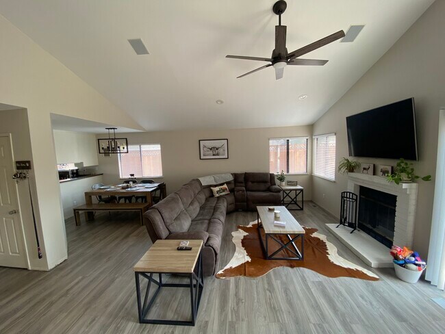 Building Photo - 433 Hazelnut Dr