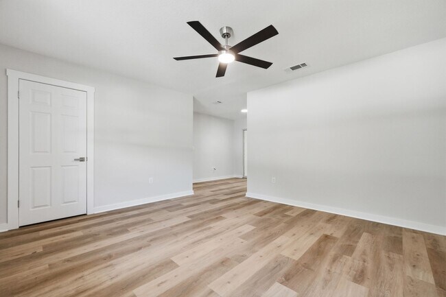 Building Photo - All Brick Home & Large Yard in Niceville!